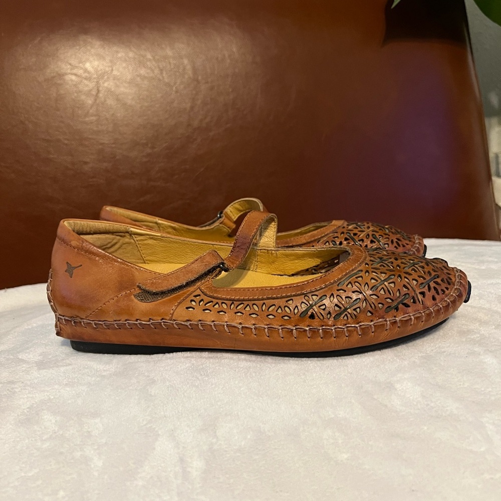 PIKOLINOS Jerez Tan Leather Women's ballet Flats with  die-cut floral design 40